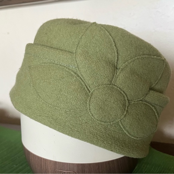 WINTER HAT - 100% wool hat with sewn large, lovely flower. - Picture 2 of 6